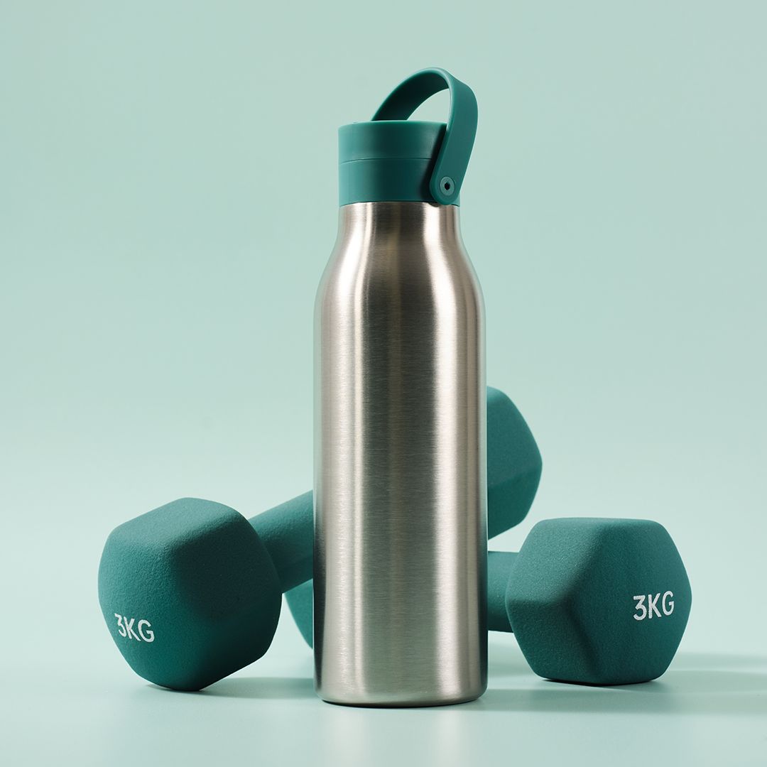 500ml reusable stainless steel water bottle with green lid